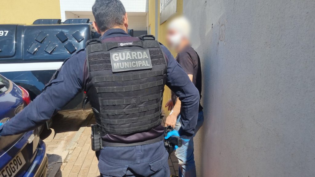 Homem que agrediu companheira e na sequência foi agredido por populares é levado à delegacia
