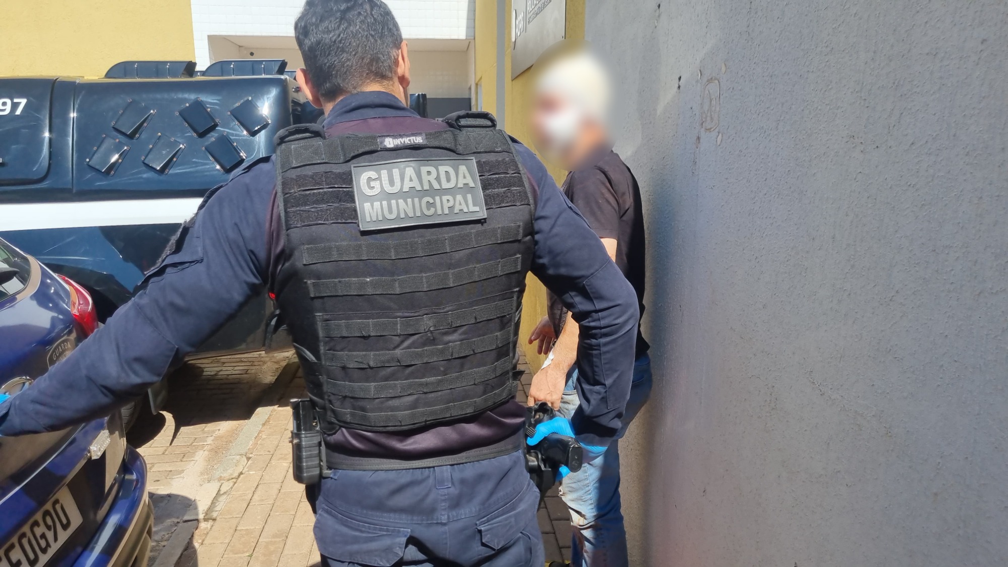 Homem que agrediu companheira e na sequência foi agredido por populares é levado à delegacia Homem que agrediu companheira e na sequência foi agredido por populares é levado à delegacia