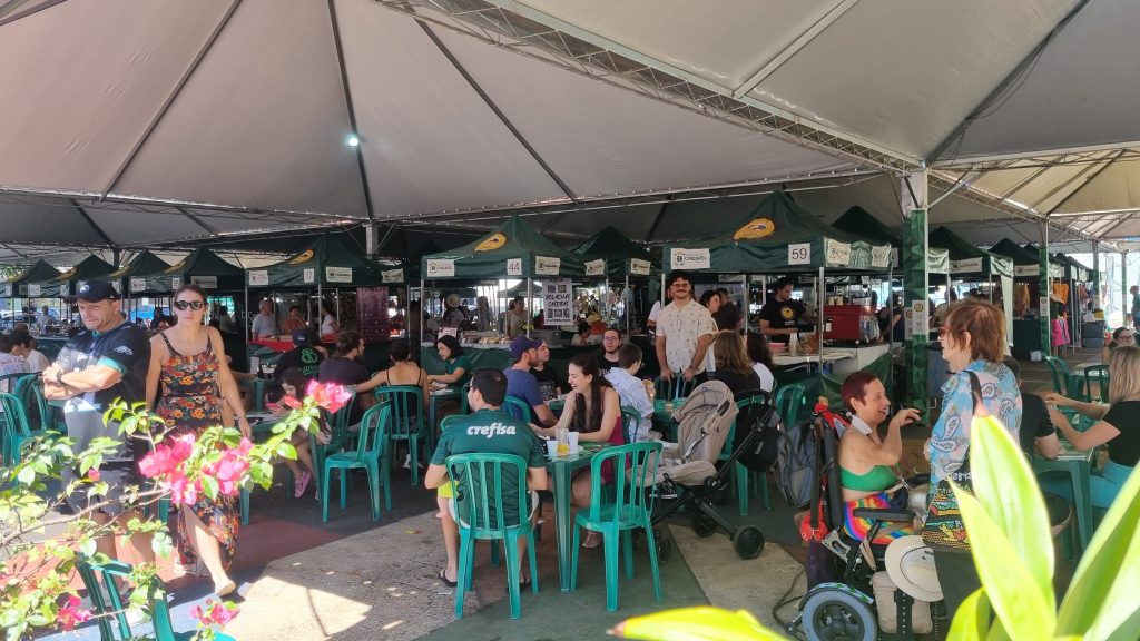 Feira do Teatro atrai público em Cascavel neste domingo (02)