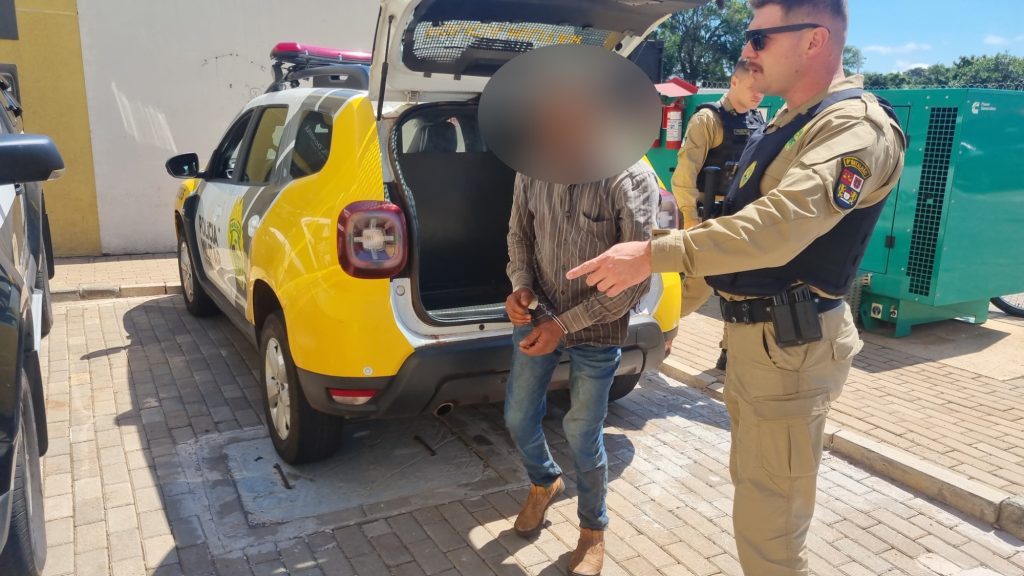 Safado! Homem passa mão nas pernas de mulher durante viagem de Cascavel a Foz do Iguaçu