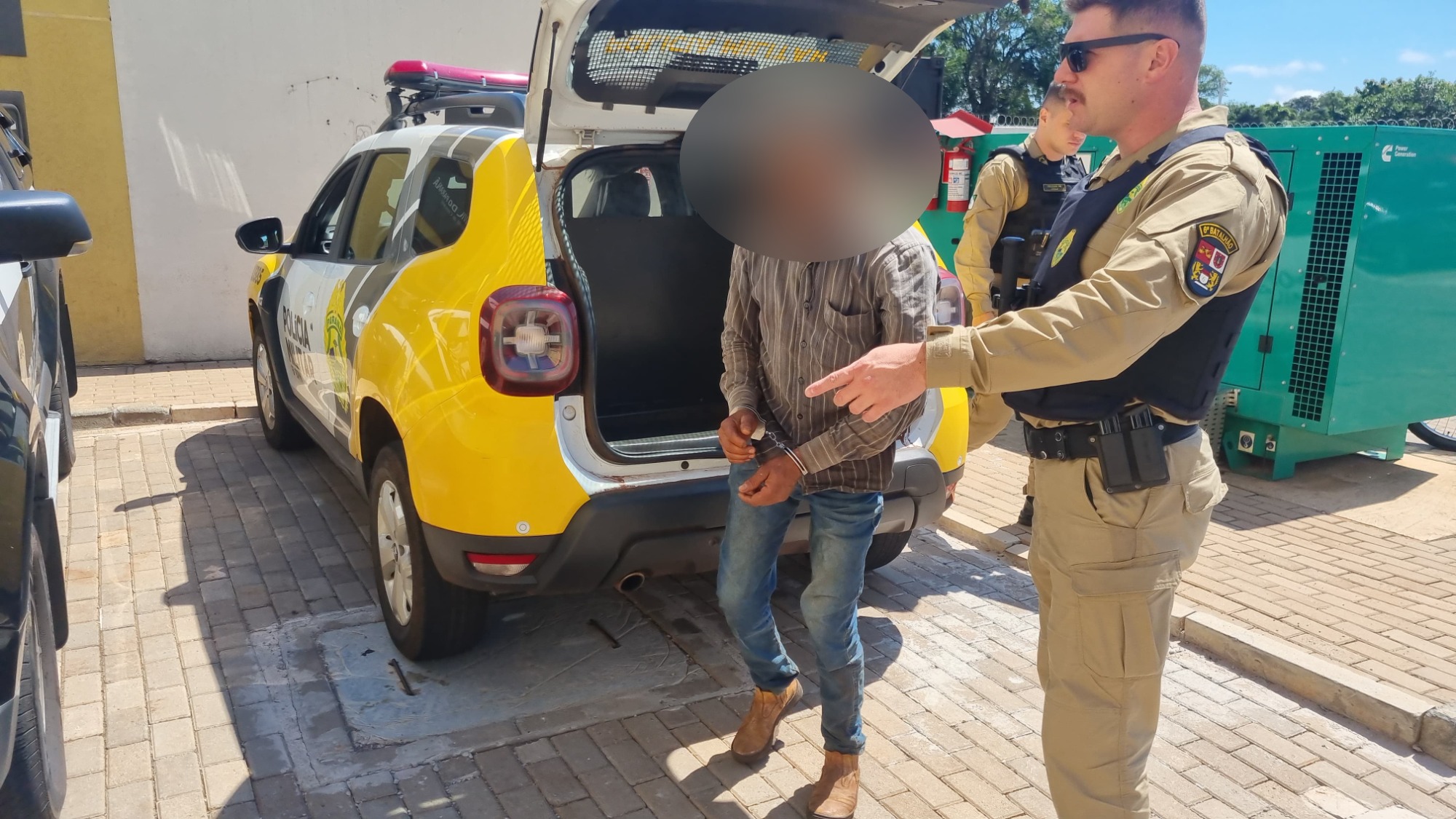Safado! Homem passa mão nas pernas de mulher durante viagem de Cascavel a Foz do Iguaçu Safado! Homem passa mão nas pernas de mulher durante viagem de Cascavel a Foz do Iguaçu
