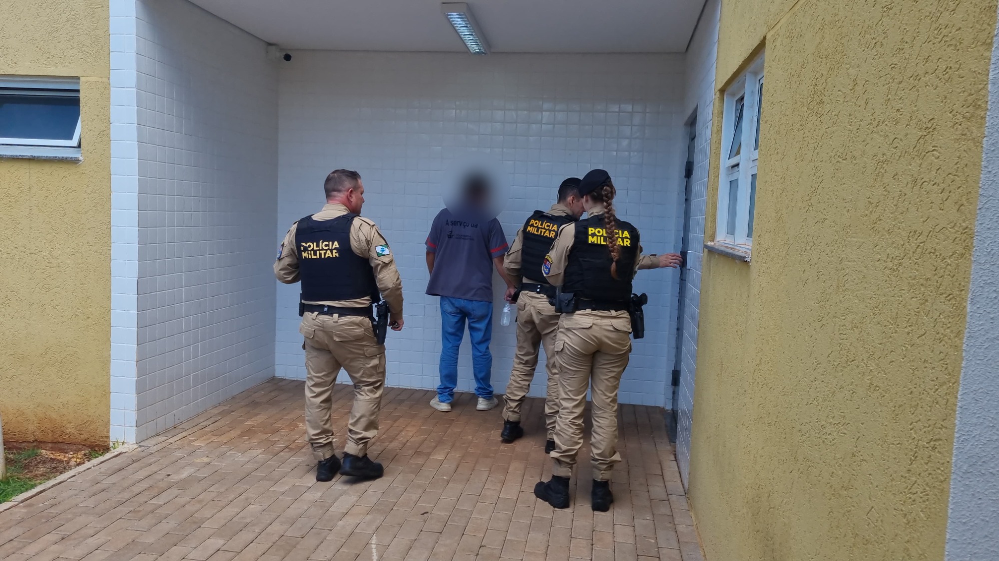 Homem ameaça ex-esposa no Bairro Country e é detido pela PM Homem ameaça ex-esposa no Bairro Country e é detido pela PM