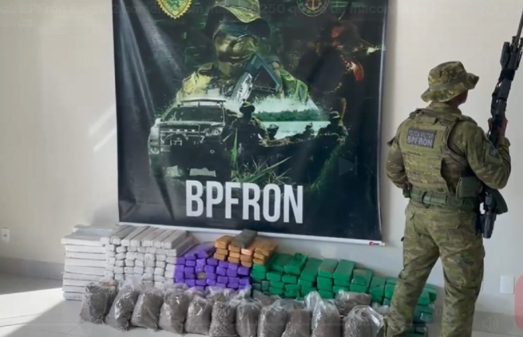 Perobal: BPFron flagra 2 homens com mais de 250 quilos de maconha