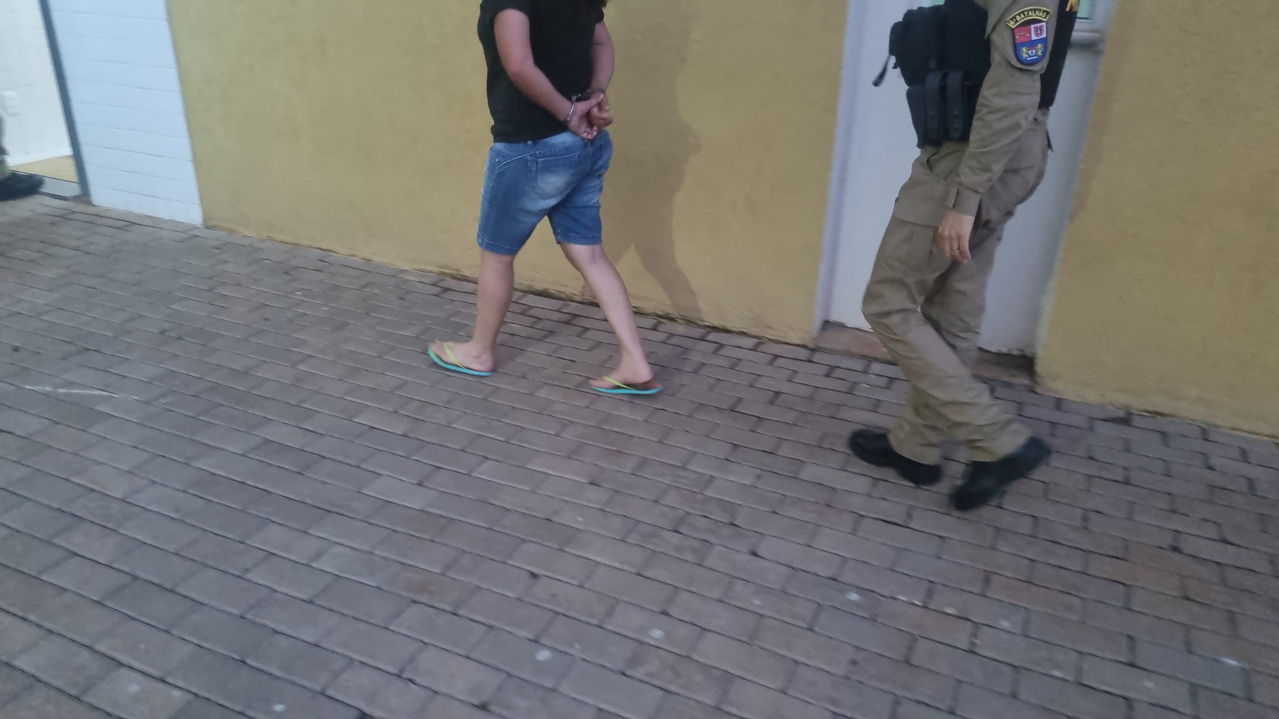 Mulher 'canta pneu' na frente da Polícia Militar e vai parar na Delegacia