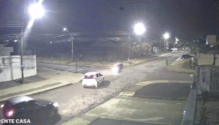 Vídeo mostra carro fechando motociclista e sendo atingido por moto no Alto Alegre