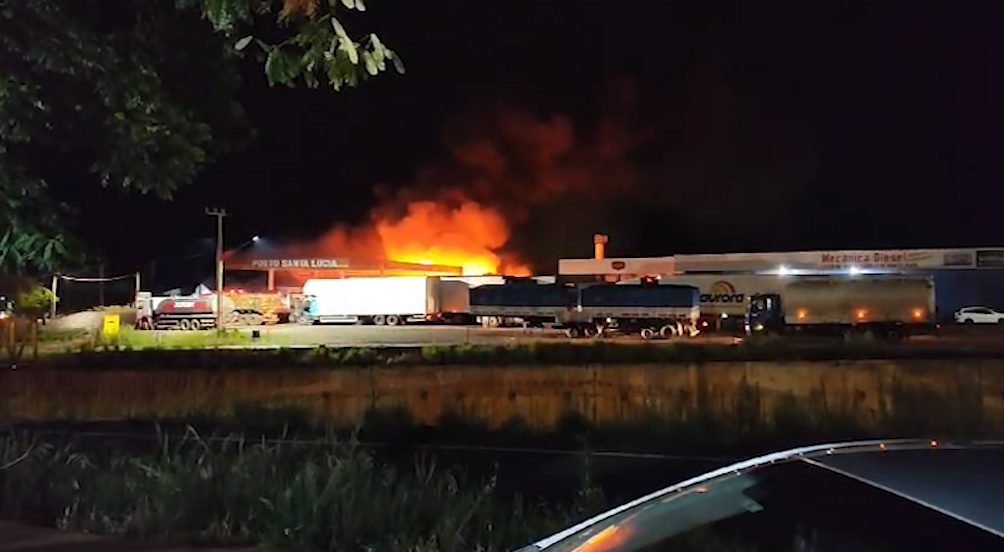 Impressionante: Vídeos mostram incêndio em restaurante e posto de combustíveis na BR-163