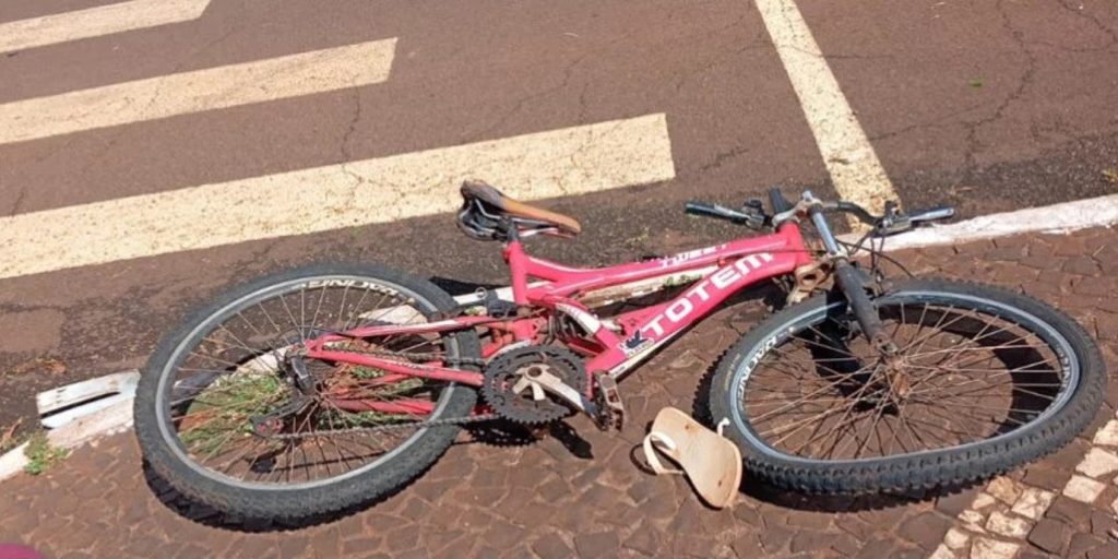 Menino de 11 anos é socorrido em estado grave após acidente entre carro e bicicleta