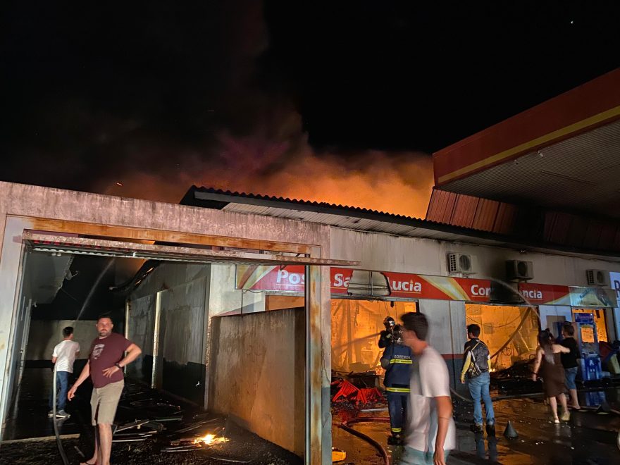 Imagens mostram destruição de restaurante incendiado às margens da BR-163