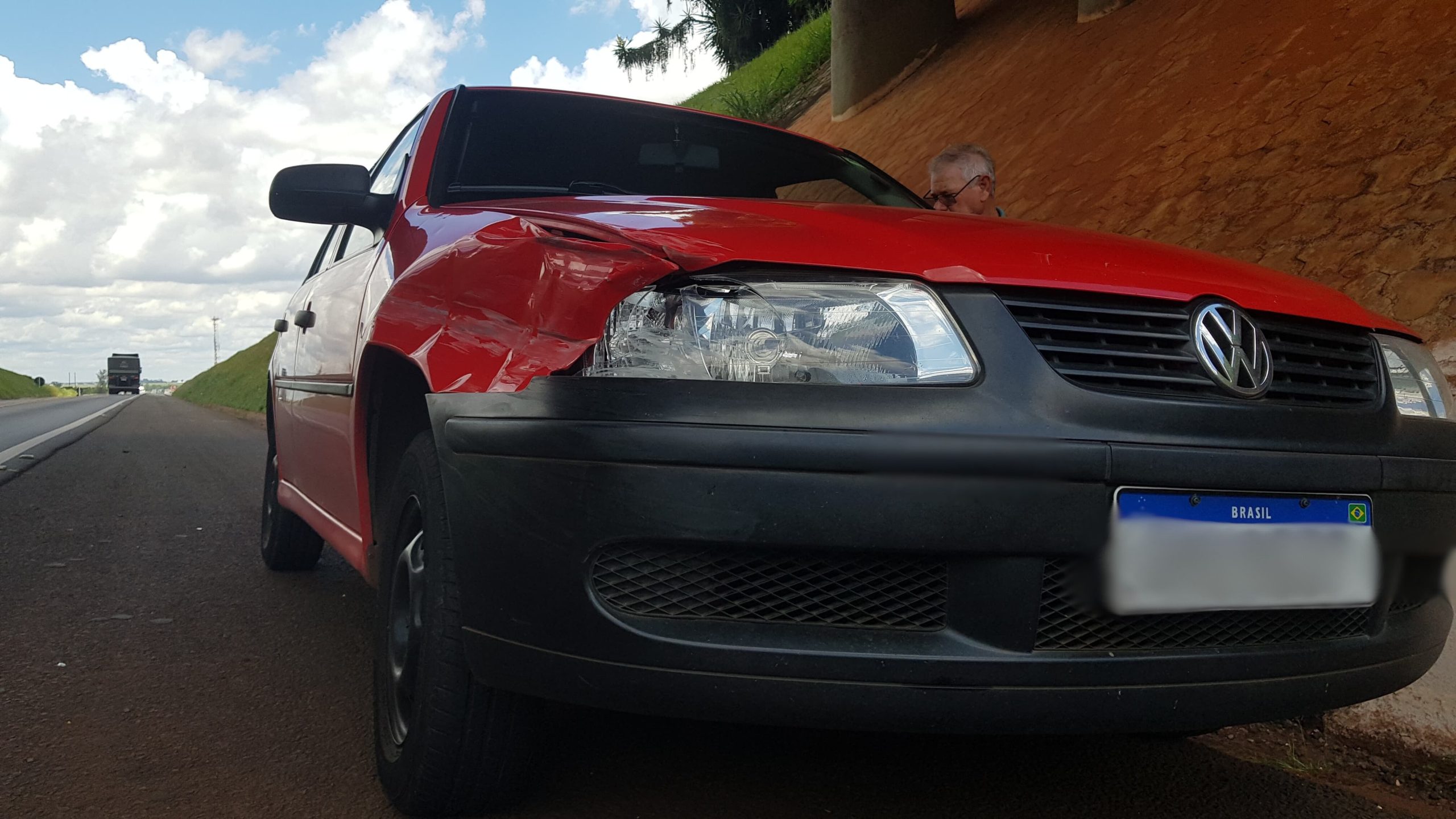 Gol e Peugeot se envolvem em colisão traseira na BR-277