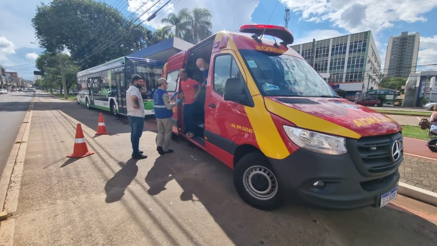Homem é socorrido pelo Siate após cair de ônibus elétrico