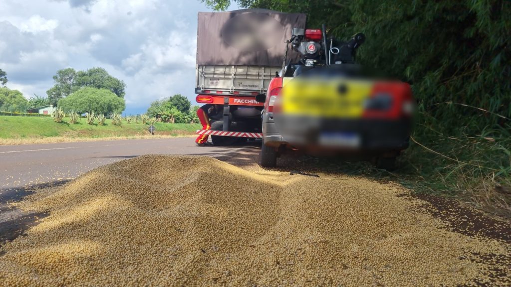 Carga de soja cai de carreta na BR 467 após pneu estourar