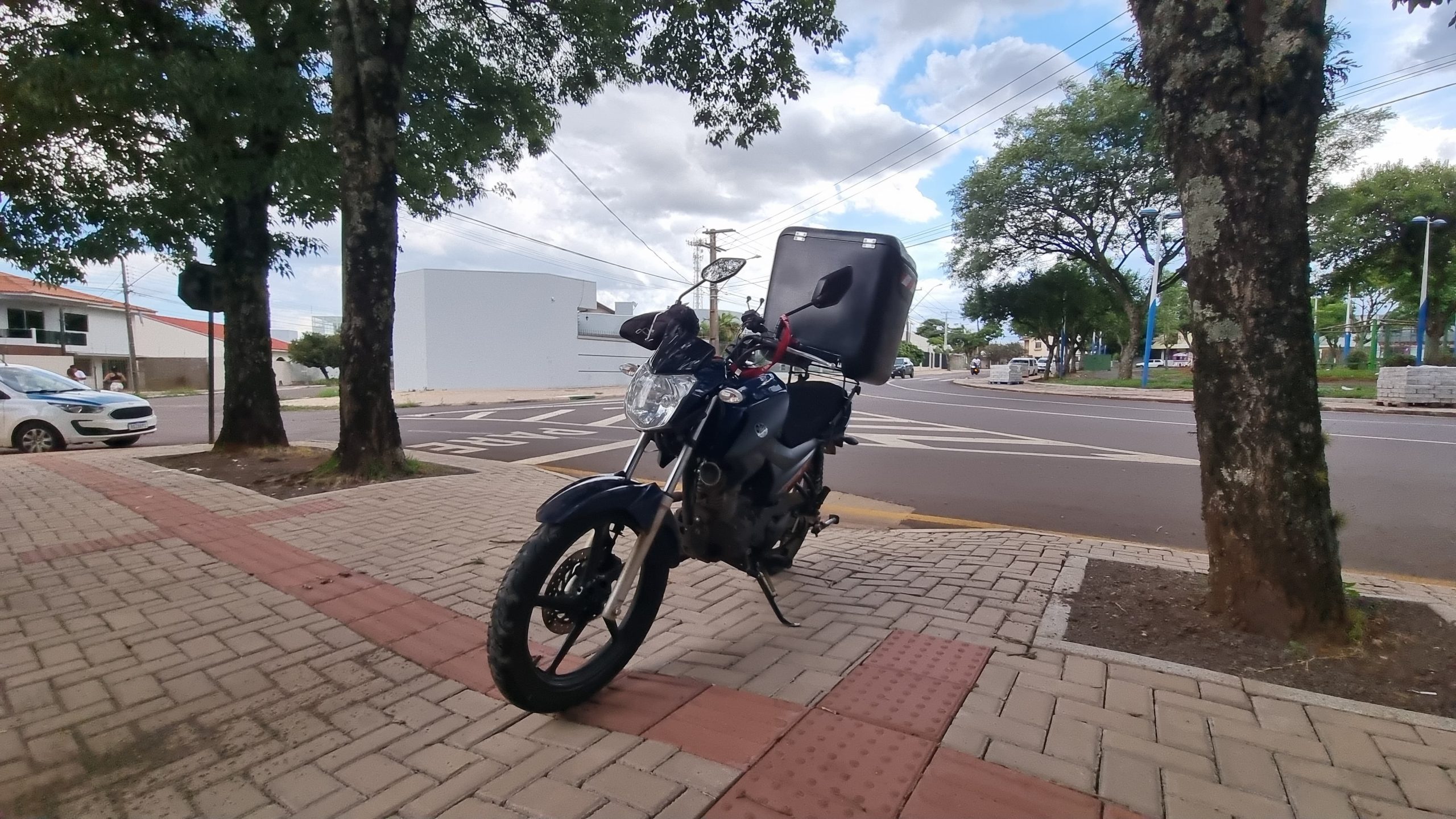 Motociclista fica ferido ao cair de moto no Maria Luiza