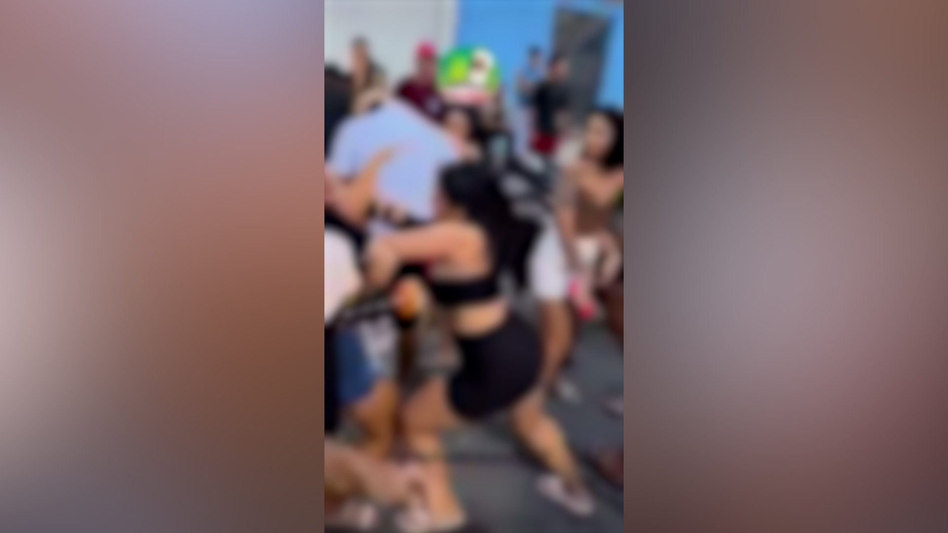 Vídeo polêmico: mulheres brigam na calçada por causa de homem Vídeo polêmico: mulheres brigam na calçada por causa de homem