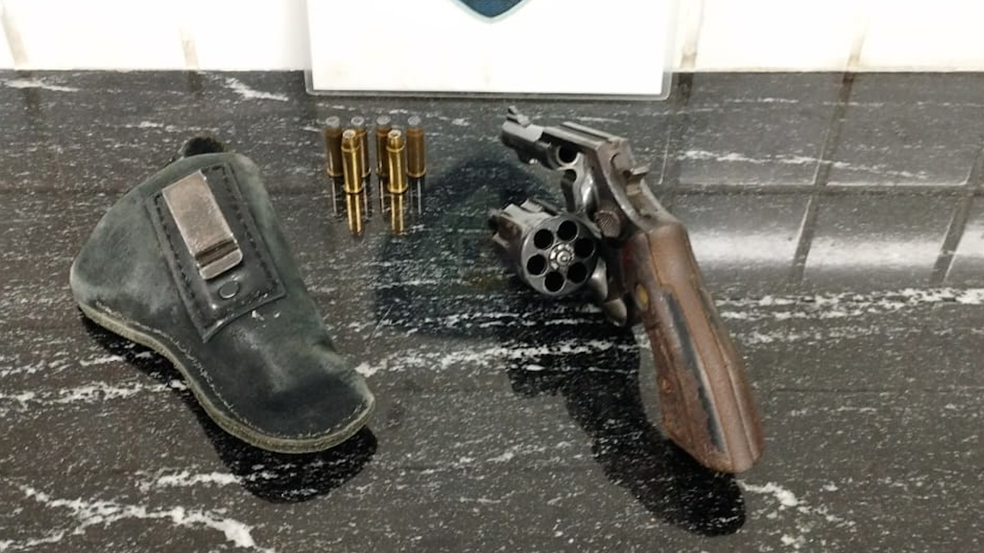 Arma é encontrada abandonada na Rua Cuiabá em Cascavel Arma é encontrada abandonada na Rua Cuiabá em Cascavel