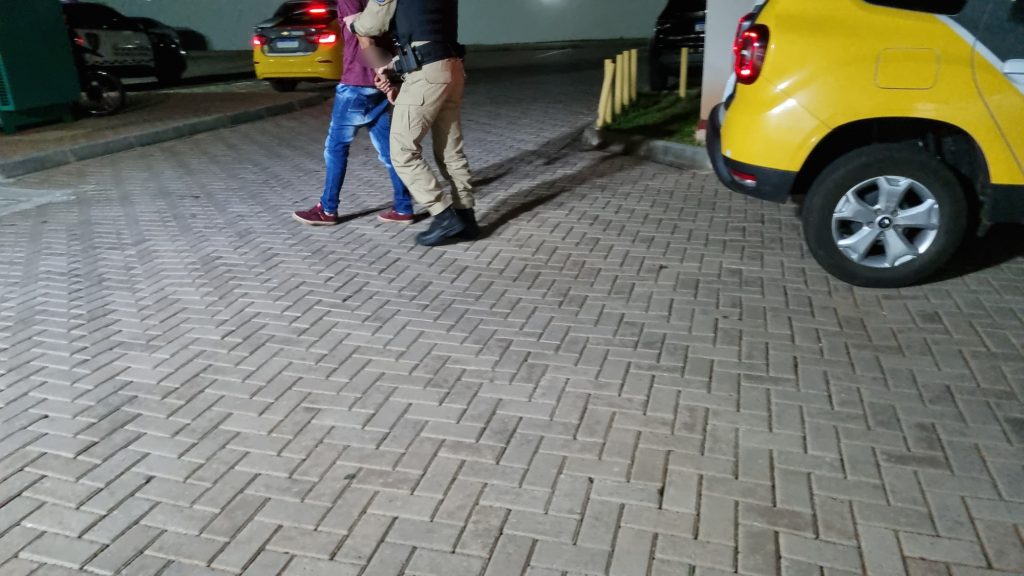 Mulher fala mal da sogra e marido a pega pelo pescoço durante discussão no Bairro Interlagos