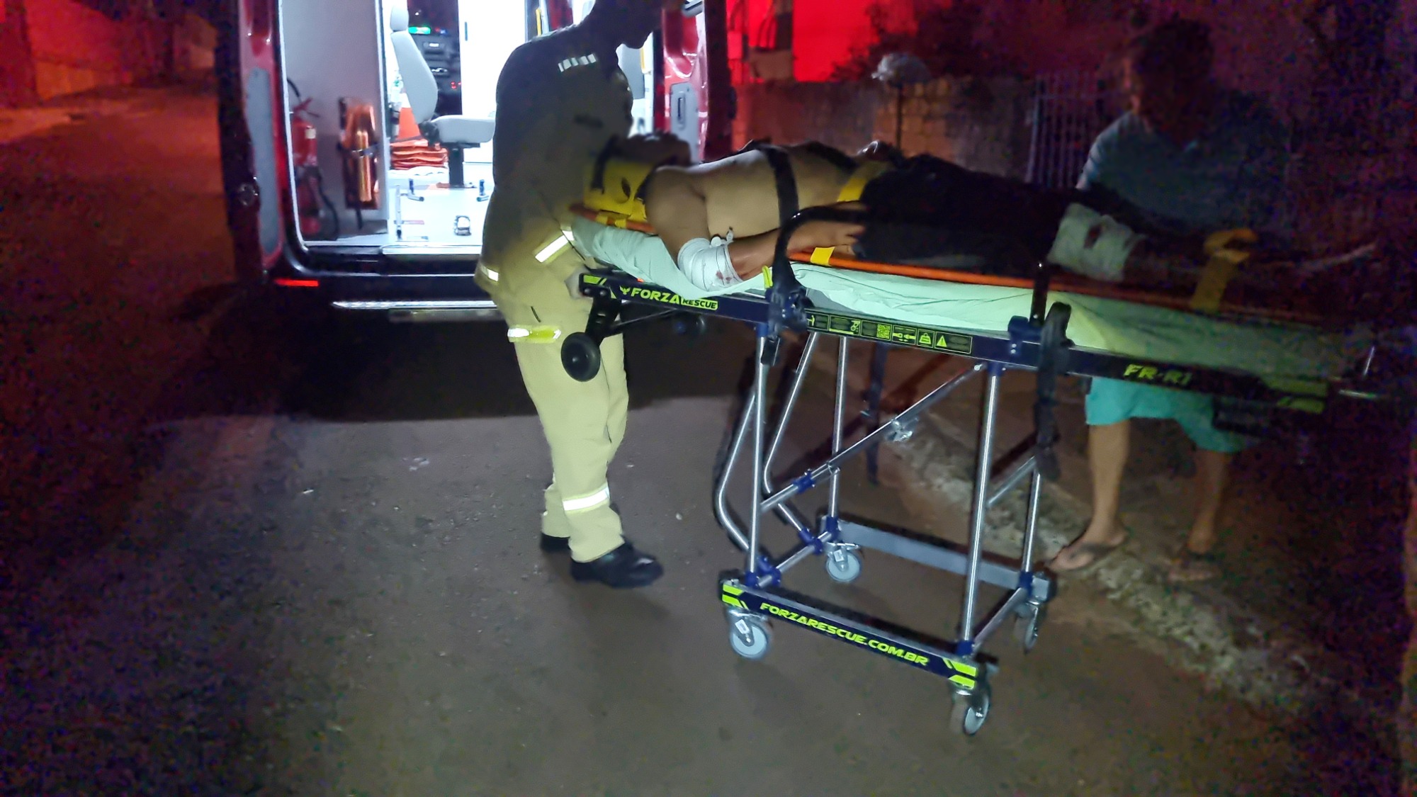 Banho quase fatal: jovem escorrega, estoura box e se fere gravemente em residência no Interlagos Banho quase fatal: jovem escorrega, estoura box e se fere gravemente em residência no Interlagos