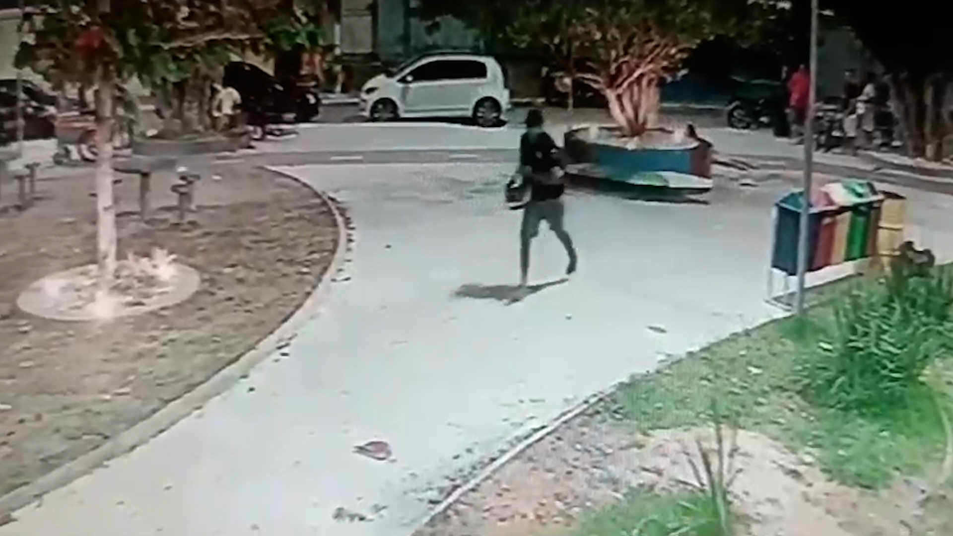 Menina de 13 anos morreu após ser feita de escudo pelo verdadeiro ‘alvo’ do crime; veja o vídeo Menina de 13 anos morreu após ser feita de escudo pelo verdadeiro ‘alvo’ do crime; veja o vídeo