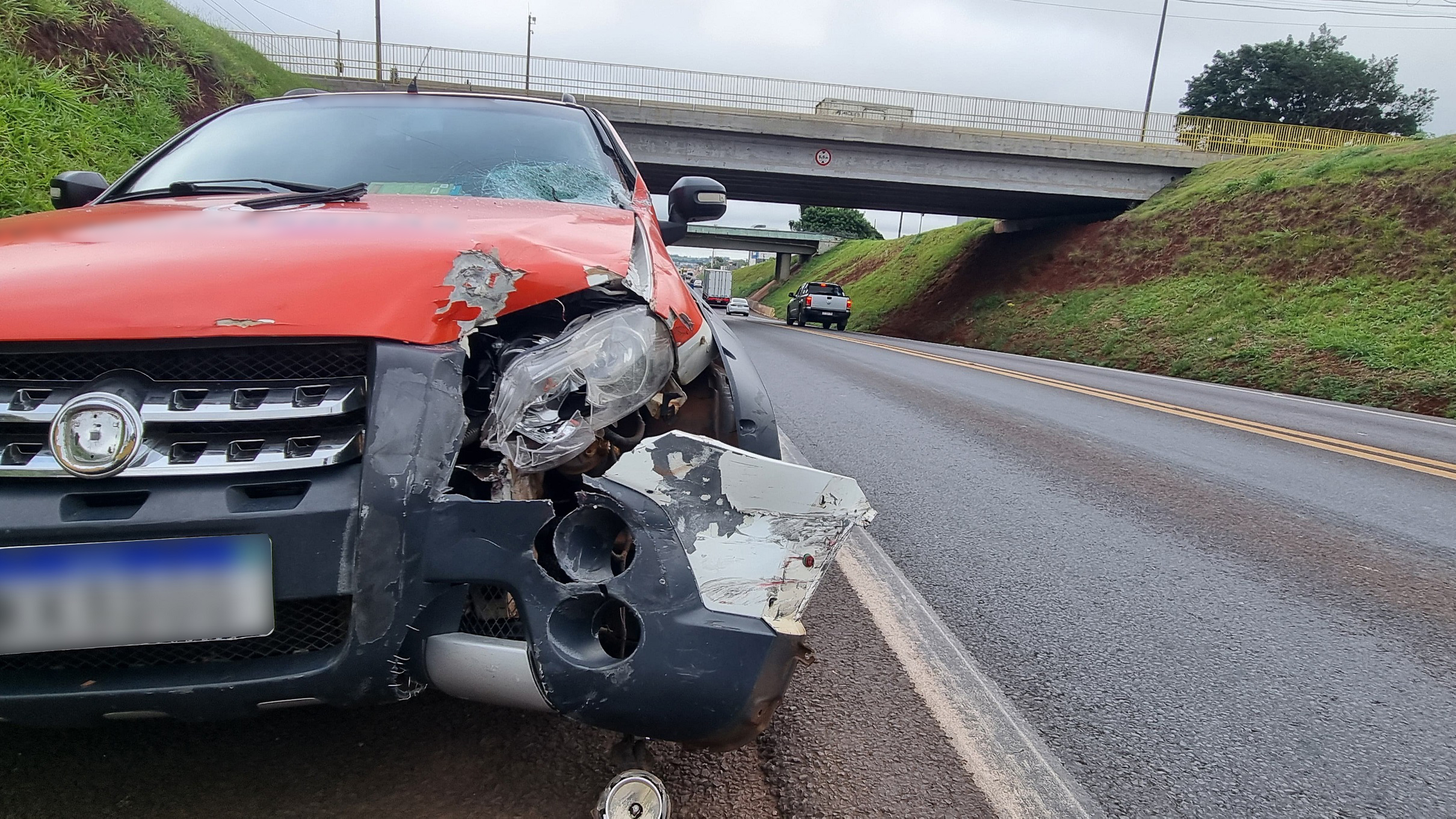 Fiat Strada e caminhão colidem embaixo do viaduto da Alexandre de Gusmão, na BR-277 Fiat Strada e caminhão colidem embaixo do viaduto da Alexandre de Gusmão, na BR-277