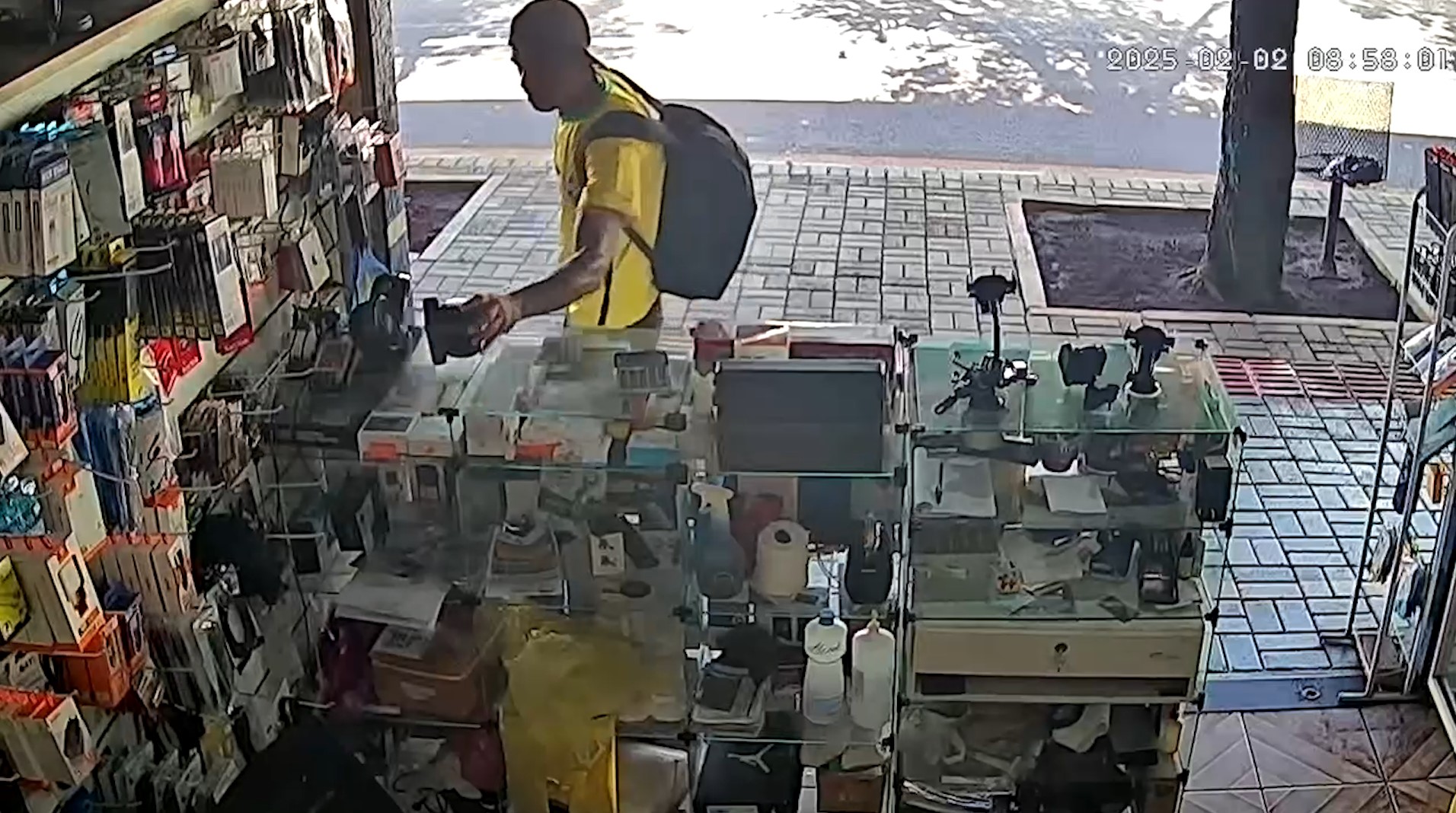 Ladrão furta caixinha de som em comércio na Avenida Carlos Gomes