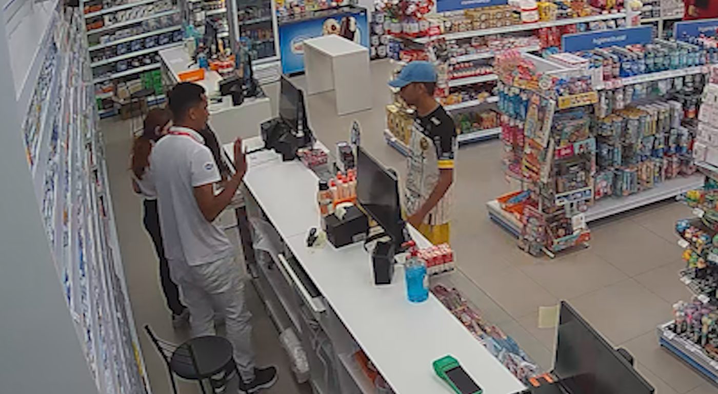 Vídeo mostra ladrões rendendo funcionários e realizando assalto em farmácia no Bairro Periolo