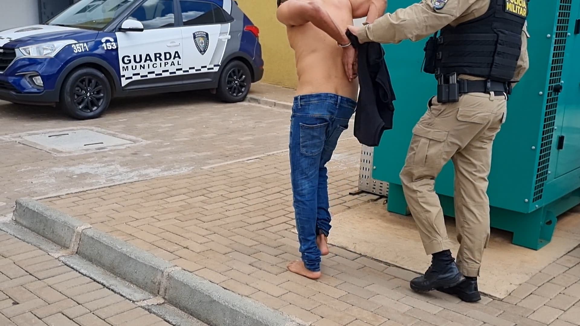 Homem é preso após tentativa de golpe em hotel para furtar veículo
