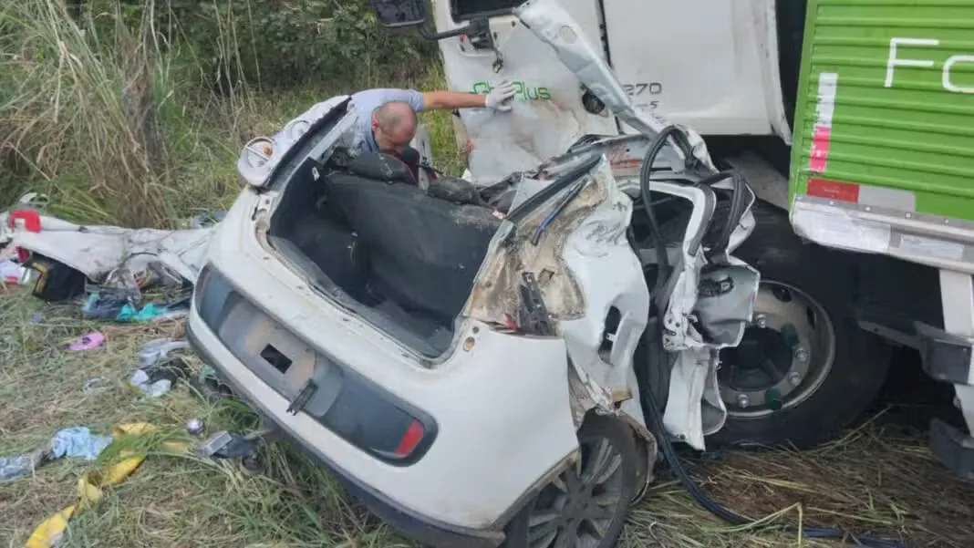 Caminhão de empresa da Região se envolvem em acidente com três mortes em Minas Gerais