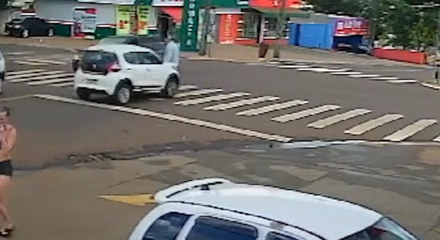 Vídeo mostra pedestre sendo atingido em cheio por Fiat Mobi