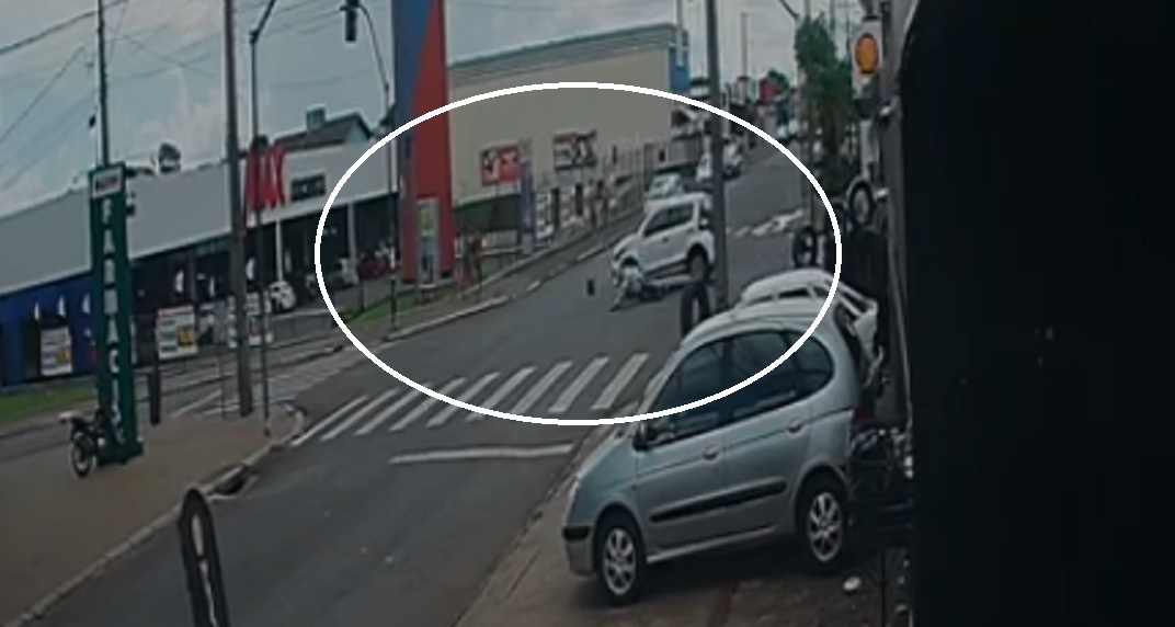 Por outro ângulo: câmera registra momento em que pedestre é atropelado na Avenida Papagaios