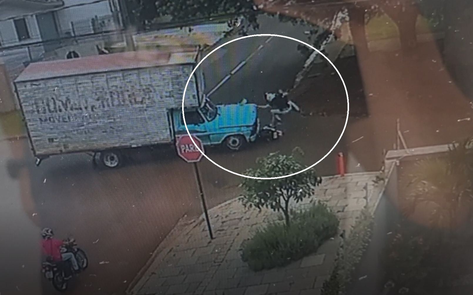 Câmera mostra momento em que motociclista é atingido por caminhão no Claudete