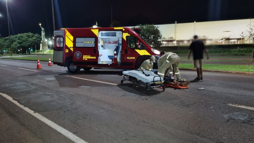Homem em situação de rua é atropelado na Avenida Tancredo Neves