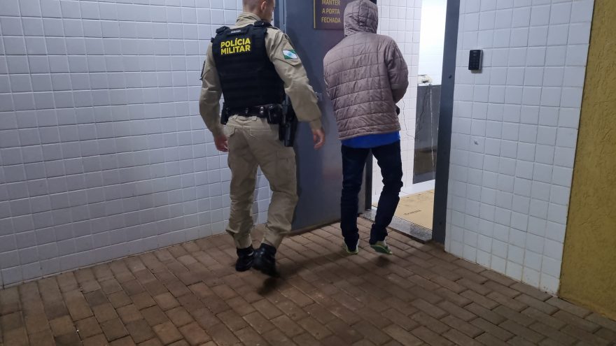 Rapaz é preso na BR-369 com 20 tabletes de maconha