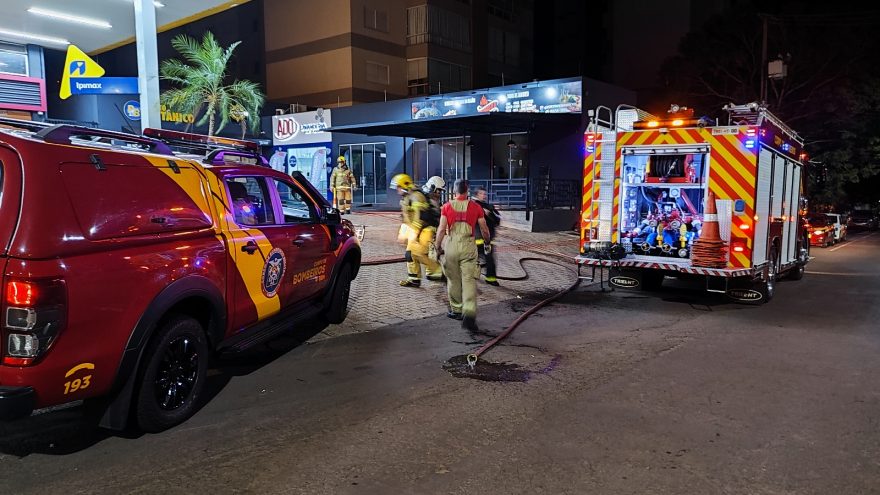 Incêndio em lanchonete anexa a posto de combustíveis mobiliza Corpo de Bombeiros
