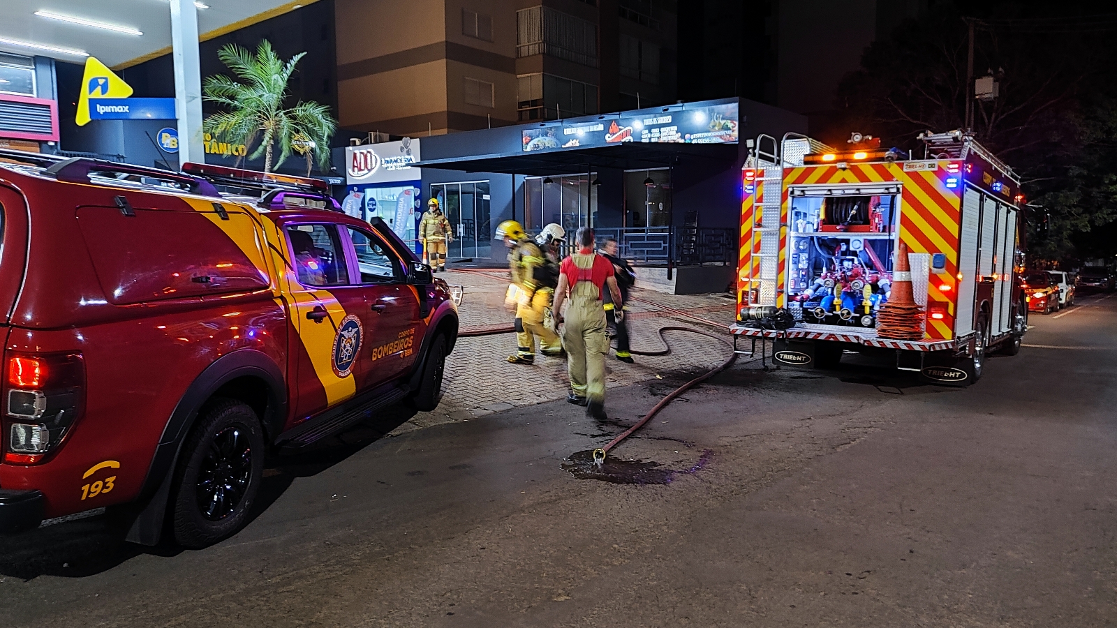 Incêndio em lanchonete anexa a posto de combustíveis mobiliza Corpo de Bombeiros