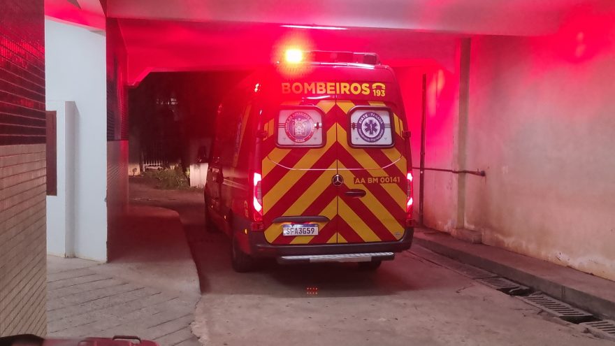 Idoso de 74 anos fica ferido ao cair da carroceria de utilitário no Country