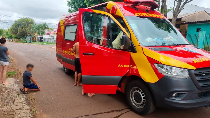Criança reza de joelhos após irmão ser atropelado no bairro Santa Cruz
