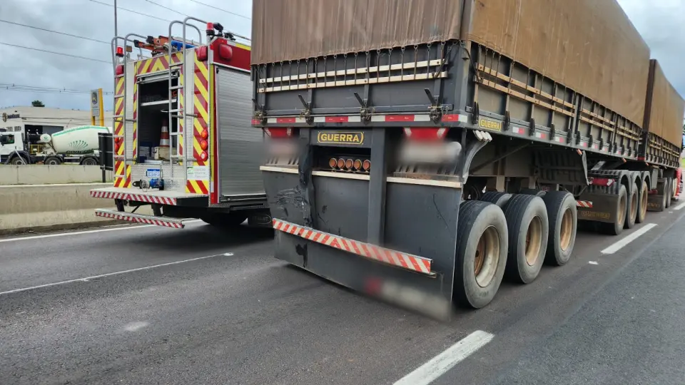 BR-376: Motoboy bate na traseira de caminhão e sofre lesões gravíssimas BR-376: Motoboy bate na traseira de caminhão e sofre lesões gravíssimas