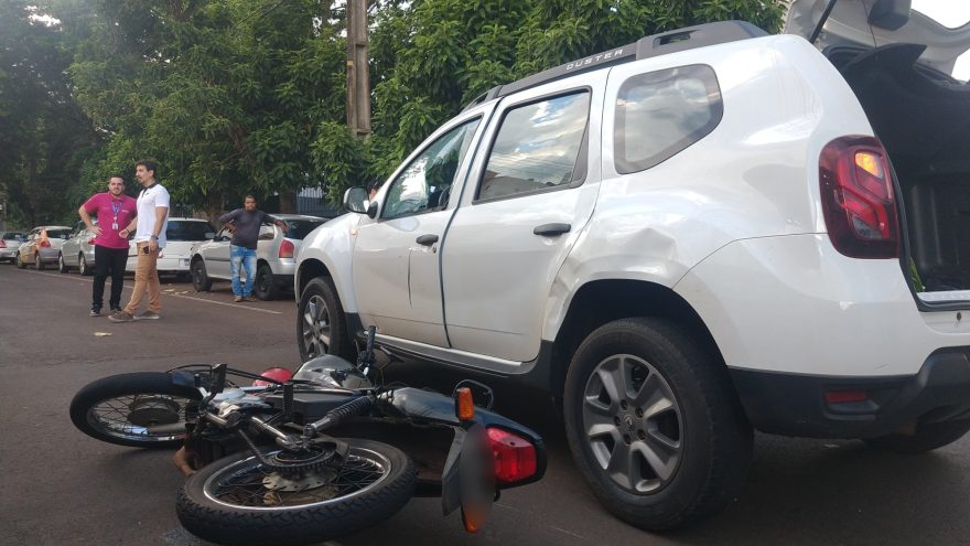 Colisão entre Renault Duster e moto Honda deixa mulher de 27 anos ferida