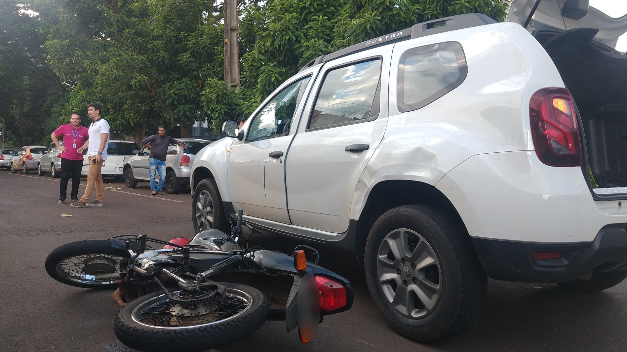 Colisão entre Renault Duster e moto Honda deixa mulher de 27 anos ferida