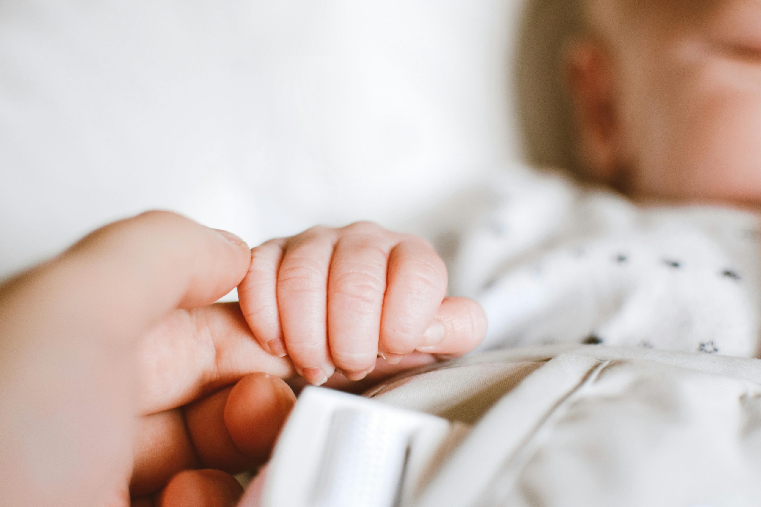 Tragédia! Bebê de 20 dias morre durante sono com pais