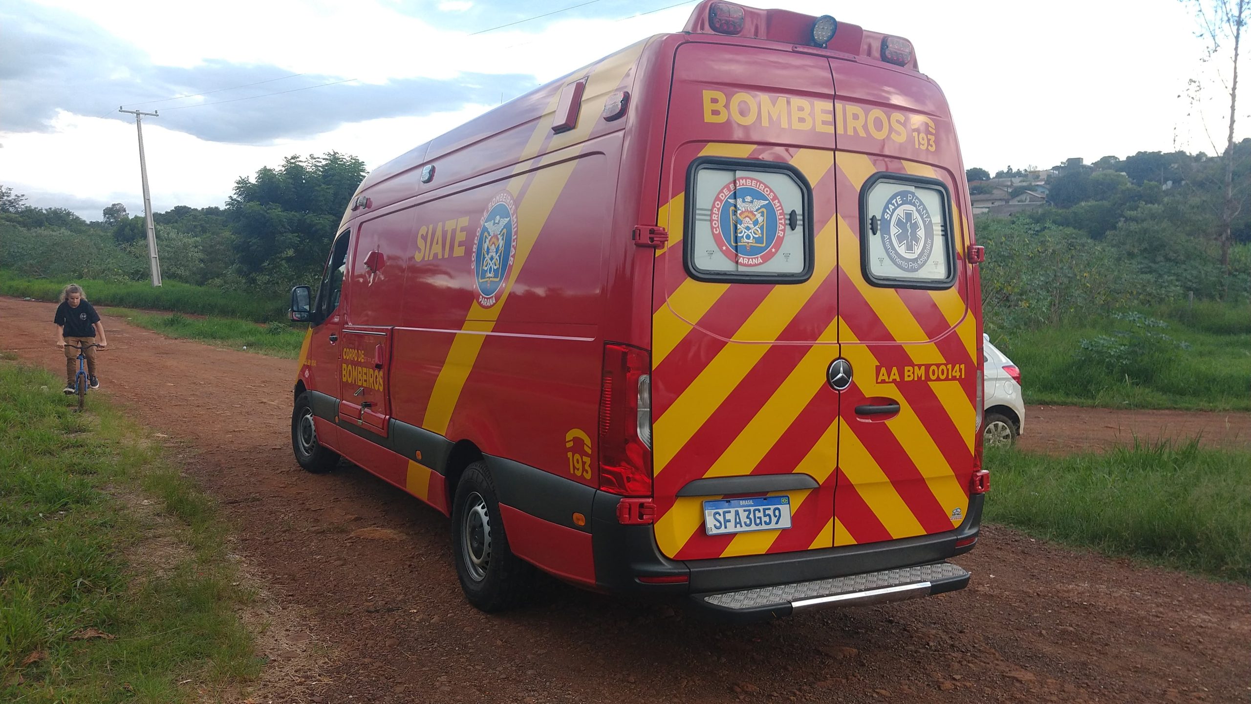 Homem de 37 anos sofre queda de moto após atropelar cachorro