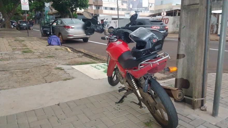 HB20 e moto se envolvem em acidente na Rua São Paulo