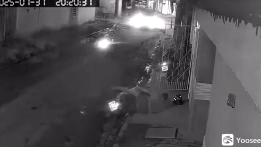 Incrível: homem se joga no chão e finge estar morto para evitar ser assassinado; veja o vídeo