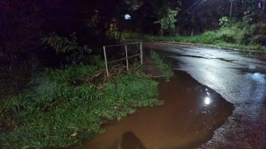 Intensas chuvas elevam nível do rio no Bairro 14 de Novembro