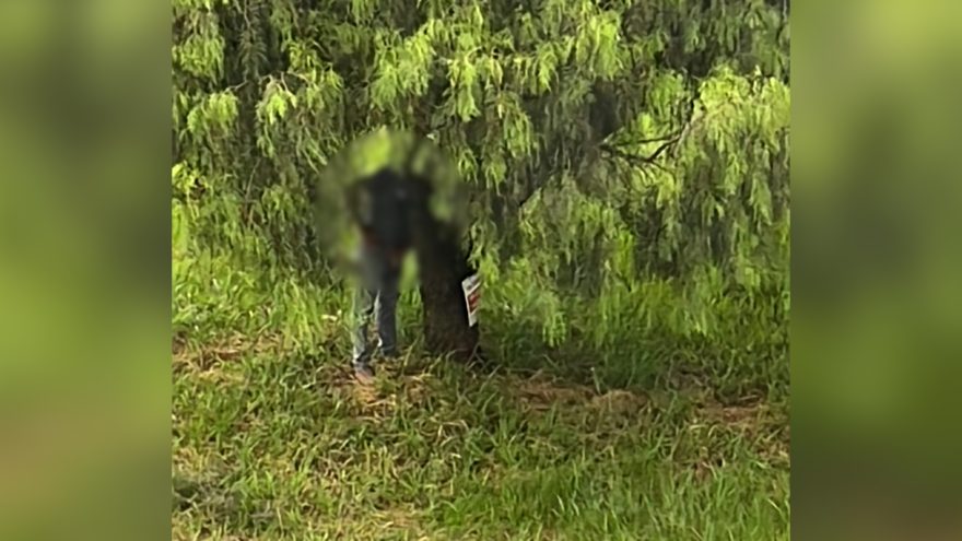 Taradão! Homem é flagrado com ‘negócio de fora’ olhando para estudantes em Cascavel
