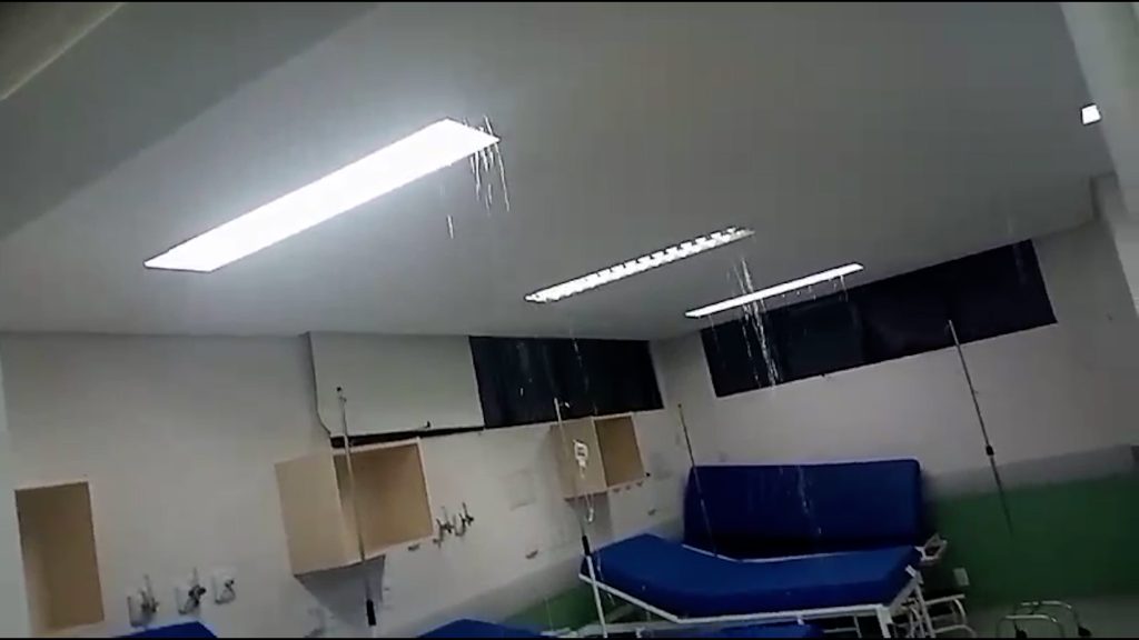 Volume de chuva causa goteiras em enfermaria da UPA Brasília
