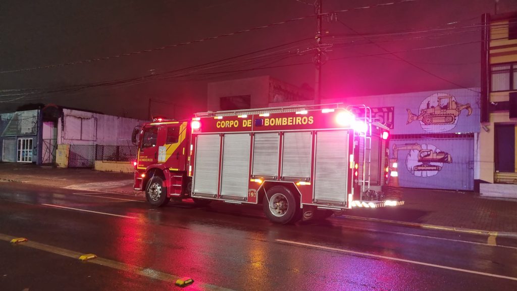 Queima de fios de cobre mobiliza Corpo de Bombeiros na Av. Tancredo Neves