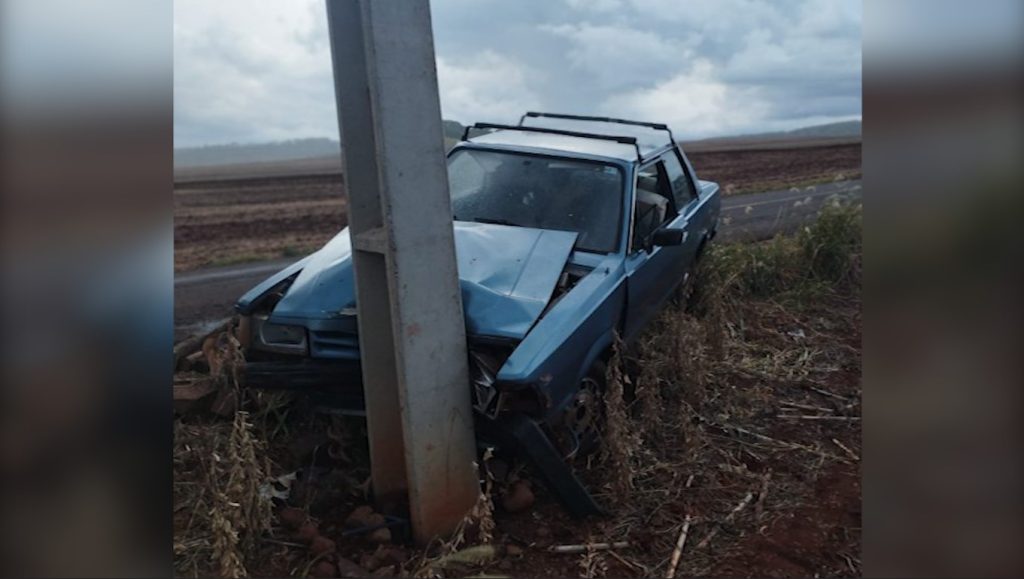 Motorista colide com poste após falha mecânica no interior de Santa Helena