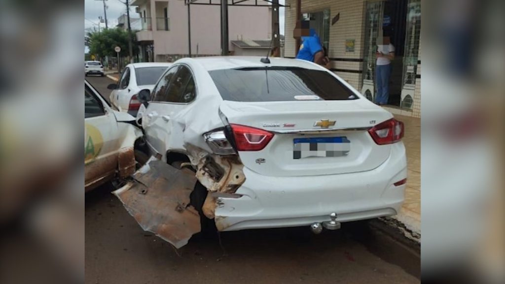 Motorista dorme ao volante e provoca acidente entre três carros em São José das Palmeiras 