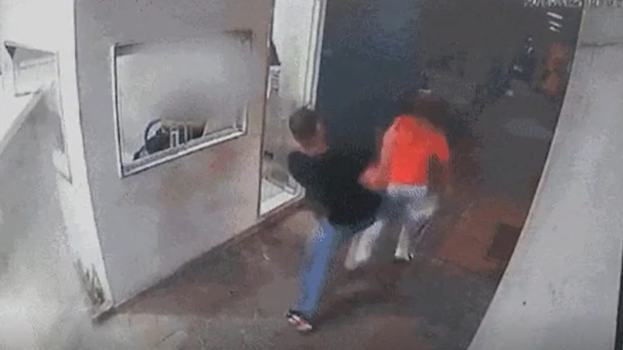 Motorista que deu voadora em idosa por causa de biscoito relata bipolaridade