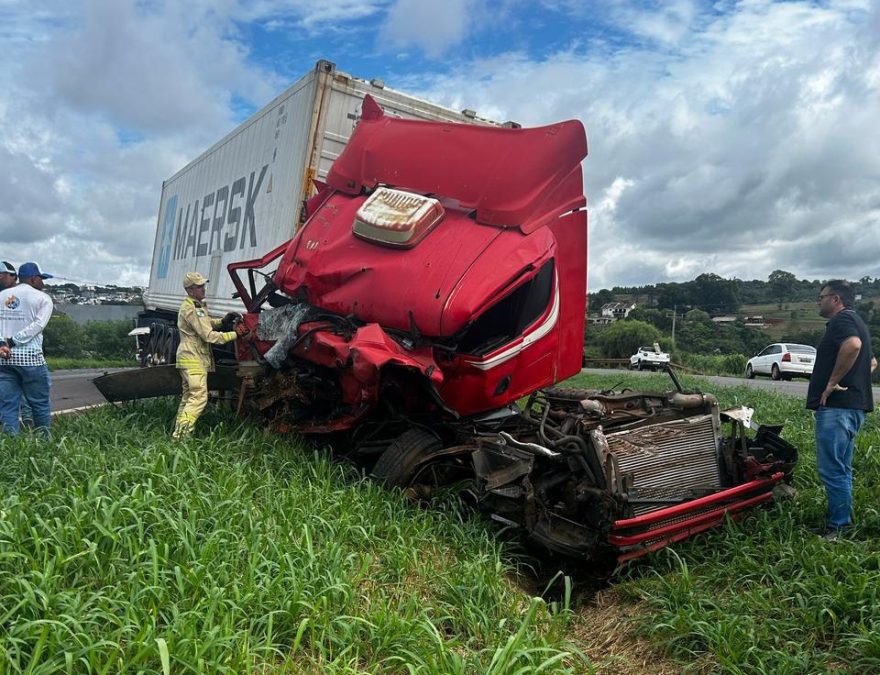 Vítima morre presa às ferragens de caminhão da rodovia BR-163